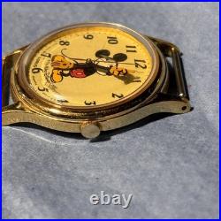Disney Mickey Mouse watch. V515-6000 A1