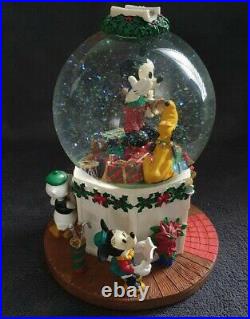 Disney Store Mickey Mouse Christmas Snow Globe 22cm, 1990's