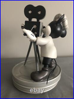 WDCC Mickey Mouse Mickey Behind the Camera. L. E 324/500 WDCC Mickey Mouse Mickey Behind the Camera. L. E 324/500